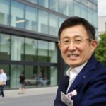 新しいビルの前で